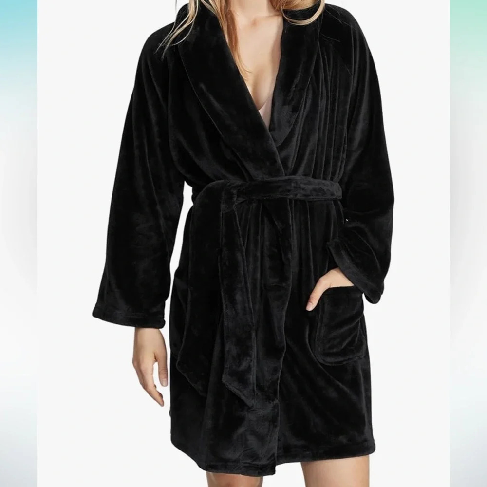 Victoria’s Secret‎ Black Velvety Plush Short Robe. Size M/L.